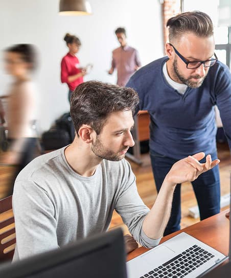 Chef de projet SaaS en réunion d’équipe