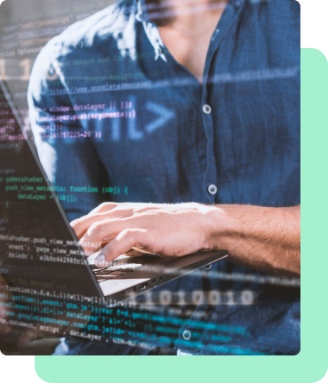 Développeur DevOps automatisant un déploiement SaaS