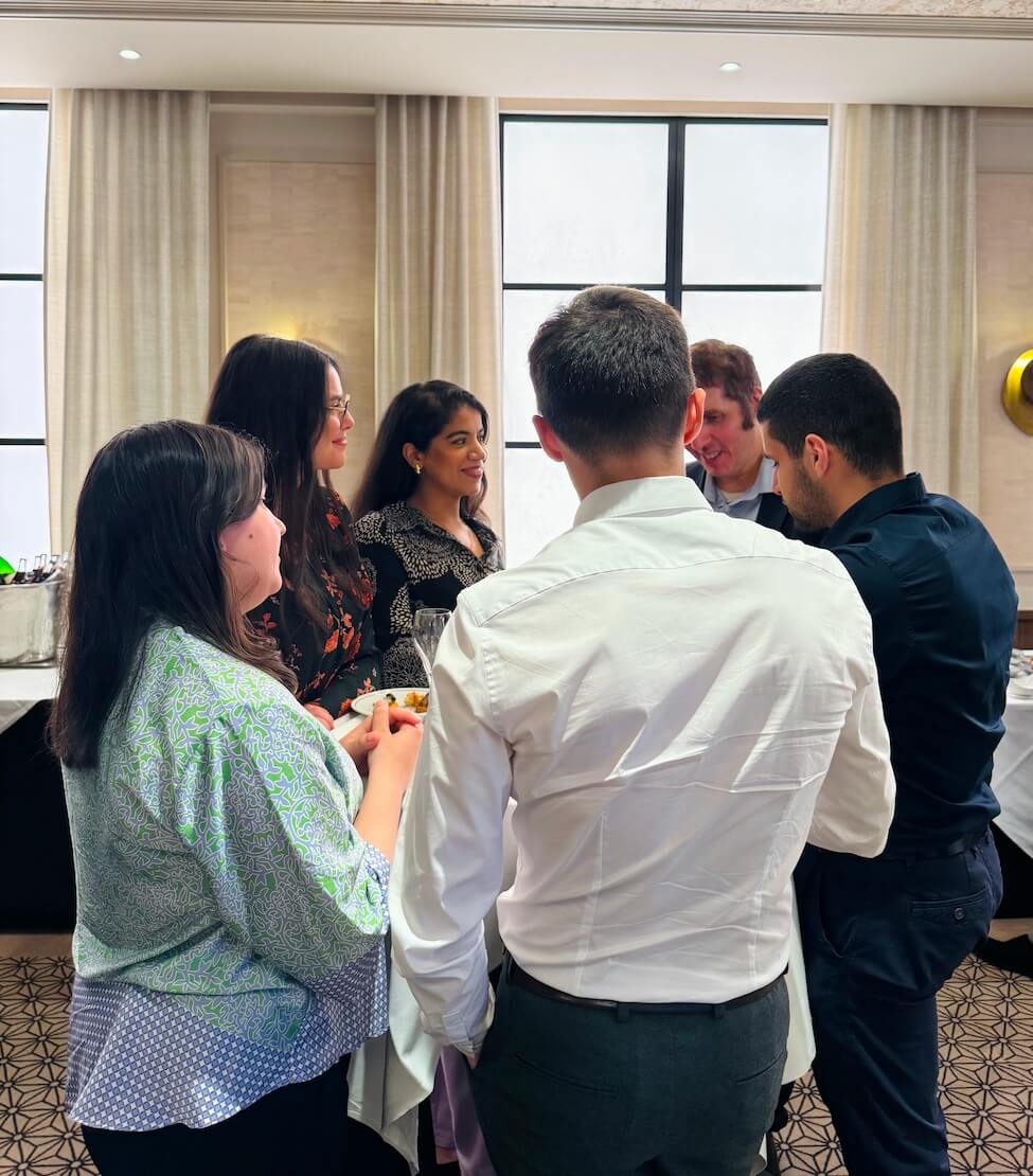 Plusieurs perosonnes travaillant ensemble