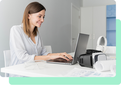 Une femme qui travaille sur son ordinateur